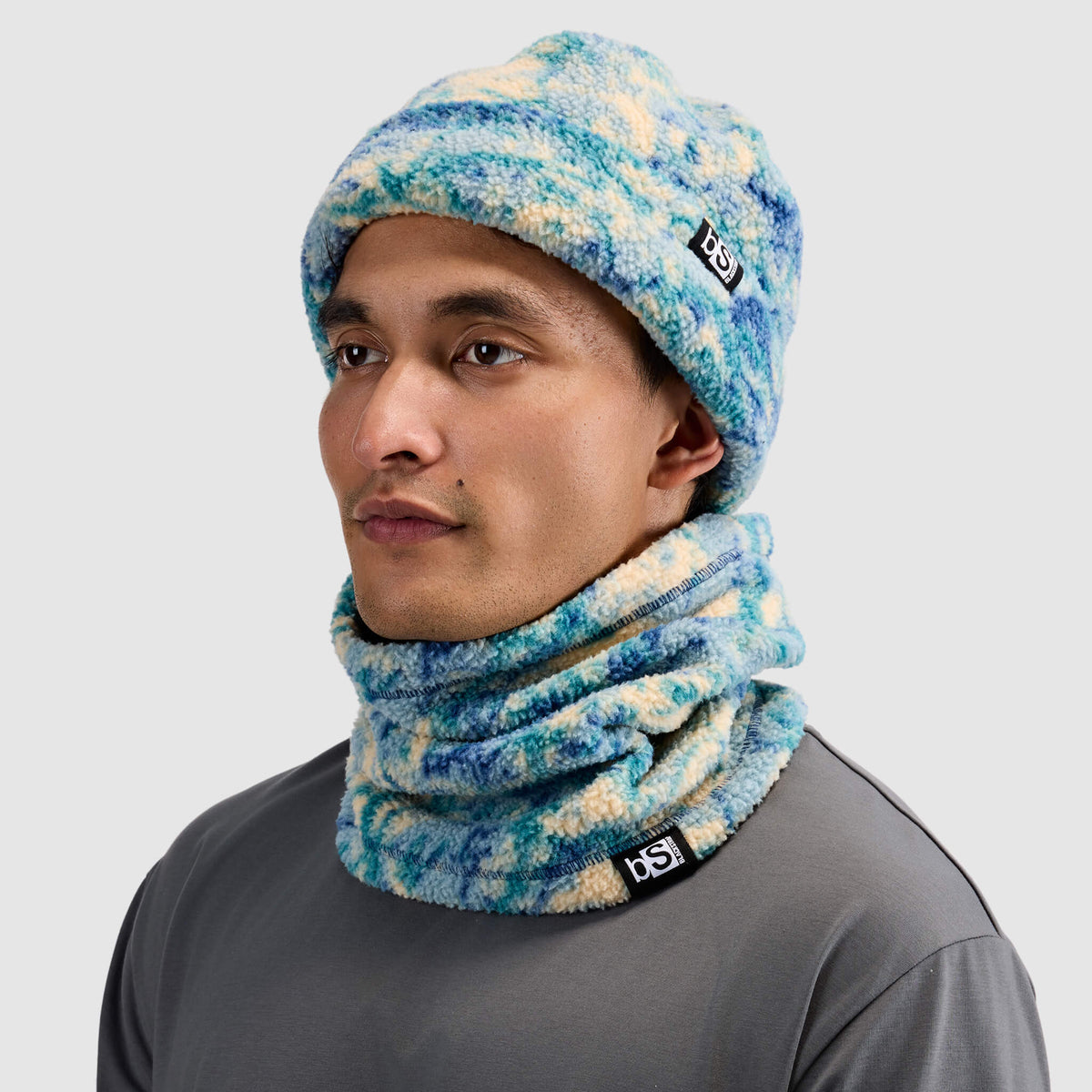 BlackStrap Caldera Sherpa Fleece Tube Neck Gaiter Pulse Deschutes worn by a man with a fleece beanie #color_pulse-deschutes