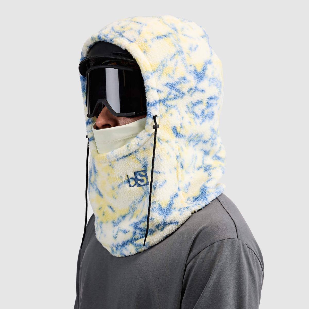 BlackStrap Caldera Hood Sherpa Fleece Overhood Pulse Orion worn by a man wearing a helmet and ski goggles #color_pulse-orion